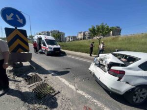 TRAFİK POLİSİNDEN ÖRNEK DAVRANIŞ: SÜRÜCÜLERİN GÜVENLİĞİ İÇİN SÜPÜRGEYLE YOLU SÜPÜRDÜ