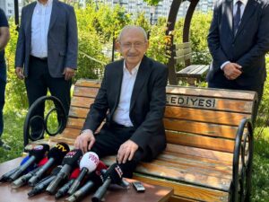 CHP GENEL BAŞKANI KILIÇDAROĞLU: "KURULTAYIN YASAL ZEMİNDE YAPILMASI LAZIM, TEDBİR KARARI KALKTIKTAN SONRA KURULTAY YAPILIR" "İHRAÇ VE ÜYELİKLERİN ASKIYA ALINACAĞI İDDİALARI DEDİKODU" "HENÜZ BİLMEDİĞİNİZ PEK ÇOK AYRINTIYI HALKLA BULUŞMADA ANLATACAĞIM"