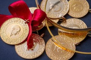 unlu-ekonomistten-uyari-bayram-oncesi-gram_3f79096147_amp