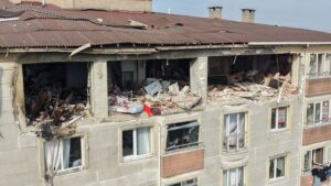 apartman-dairesinde-2-kisinin-oldugu-patlaman-20018666_o