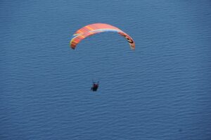 yamac-parasutuyle-ucus-yapan-adrenalin-tutkunlari-ucmakderede-gokyuzuyle-bulustu_9ccf34dc74a3