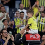 Forması çıkartılmaya çalışılan minik Fenerbahçeli taraftar Göktuğ Alımcı, Kadıköy’de