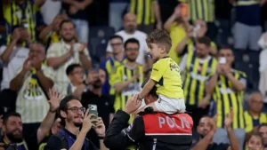 Forması çıkartılmaya çalışılan minik Fenerbahçeli taraftar Göktuğ Alımcı, Kadıköy’de